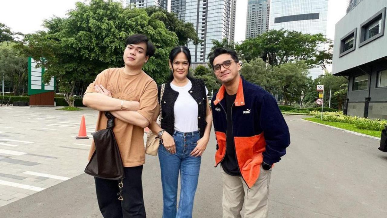 7 Potret Artis yang Terlihat Awet Muda Bersama Anak Mereka, Hubungan Ibu-Anak atau Kakak-Adik?