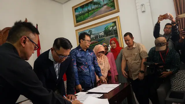 Secara simbolis, Emil menyerahkan kunci rumah dinas kepada Sekretaris Daerah Kota Bandung, Yossi Irianto.