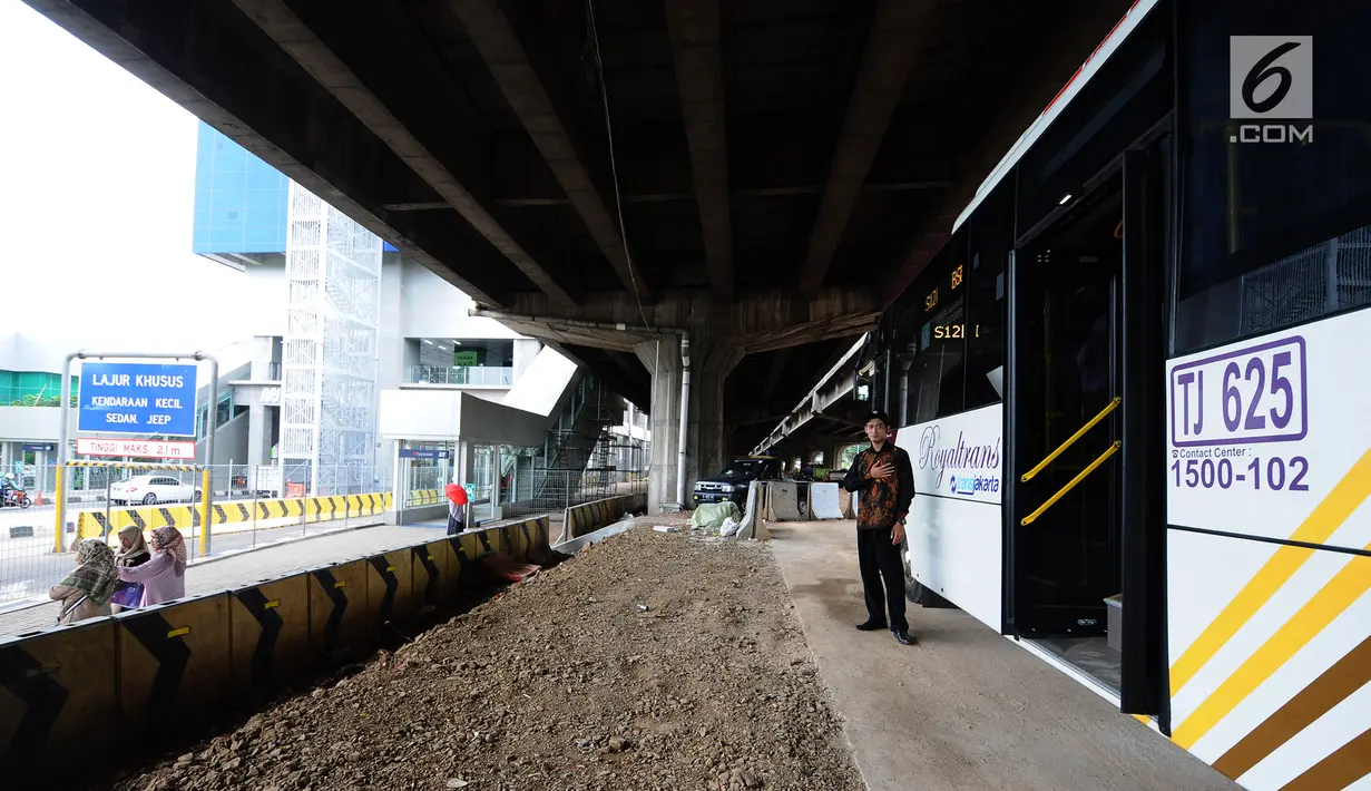 Bus premium Transjakarta atau Royaltrans menunggu penumpang di pul Royaltrans di kolong Tol Simatupang, Jakarta, Selasa (23/4). Bus Royaltrans merupakan bus kelas premium berkapasitas 30 penumpang, tanpa penumpang berdiri, dengan tarif Rp 20 ribu sekali jalan. (Liputan6.com/Herman Zakharia)