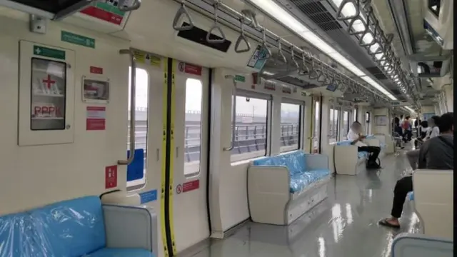 Komentar Warganet Usai Naik LRT: Informasi Lengkap tapi Pintu Pendek dan Waktu Berhenti Belum Seragan