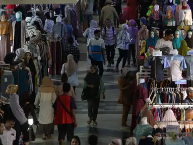 Aktivitas penjualan baju di Blok B Pasar Tanah Abang, Jakarta, Kamis (19/03). Terkait merebaknya virus Corona (Covid-19) Pasar Tanah Abang Blok B mengalami penurunan penjualan. Namun sebagian warga masih berdatangan untuk membeli kebutuhan dalam menyambut Bulan Ramadan. (Liputan6.com/Angga Yuniar)