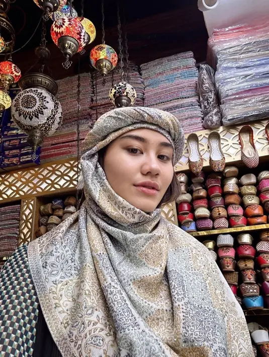 Meski disebut hanya tampil alim oleh netizen, namun Thariq Halilintar berkata lain. Thariq menyebut Aaliyah Massaid mirip jasmine tea dengan emoticon mata cinta. Balasan Thariq kepada foto Aaliyah pakai sorban jadi sorotan netizen. (Liputan6.com/IG/@aaliyahmassaid)