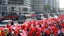 Ribuan warga menyambut kedatangan bus para pengembang roket balistik strategis Hwasong-12 setibanya di Pyongyang, Korea Utara, (19/5).  (AFP Photo/KCNA Via KNS/Str/South Korea Out) 