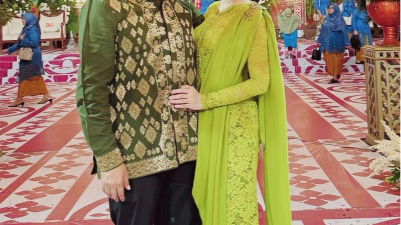 Potret Model Kebaya Panjang Uut Permatasari