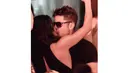 Dimabuk cinta Zac Efron dan Michelle Rodriguez tertangkap kamera sedang berciuman di sebuah club, Billionaire Porto Cervo, Sardinia, Italia. (9/7/14) (TMZ.com)
