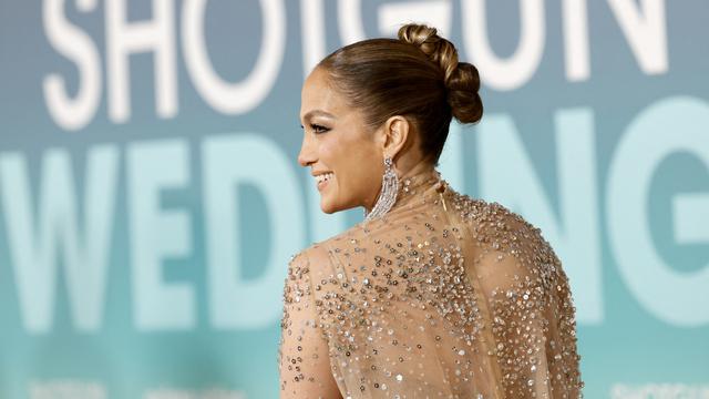 Pesona Jennifer Lopez Kenakan Gaun Transparan di Pemutaran Film Shotgun Wedding