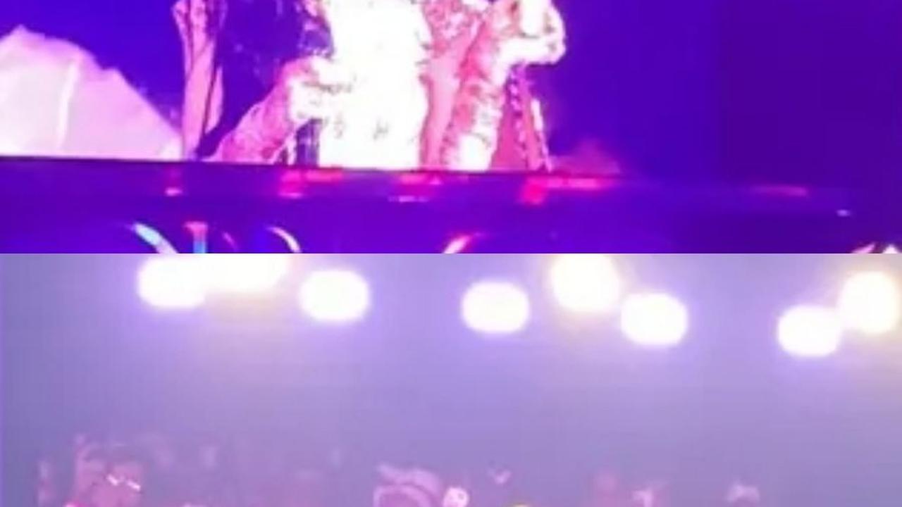 1. Sering Bawa Pisang ke Panggung, Fans Nonton Konser dengan Kostum Pisang