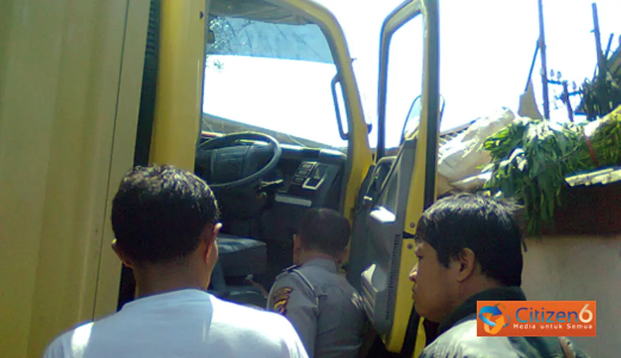 Citizen6, Bandung: Sebuah truk box melintasi rel kereta api dan menabrak pintu pos KA di Jalan Laswi, Gang Cinta Asih Utara, Cibangkong, Batununggal, Bandung. (Pengirim: Deden)