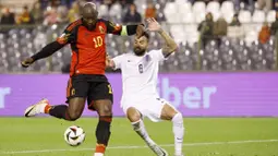 Pemain Belgia, Romelu Lukaku, mencetak gol ke gawang Azerbaijan pada laga kualifikasi Euro 2024 di Stadion King Baudouin, Senin (20/11/2023). Tambahan tiga poin membuat Belgia mengakhiri kualifikasi Euro 2024 dengan berada di puncak klasemen Grup F. Mereka meraup 20 poin dari delapan laga. (AP Photo/Geert Vanden Wijngaert)