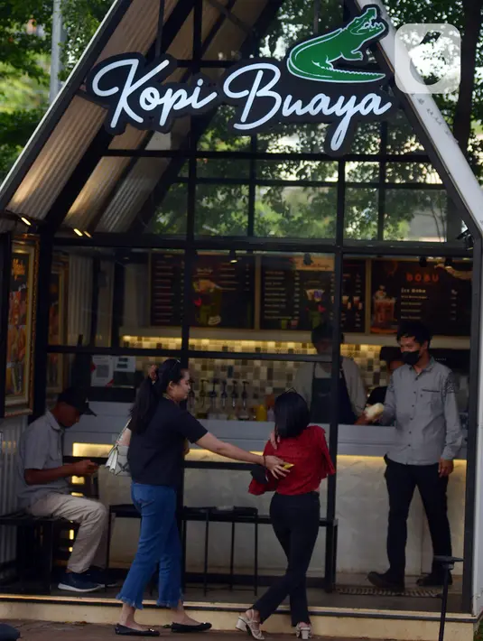 Pengunjung berada di Synthesis Huis, Jakarta, Selasa (22/11/2022). Synthesis Huis menjadi destinasi wisata kuliner sambil nonton bareng Piala Dunia 2022. (merdeka.com/Imam Buhori)
