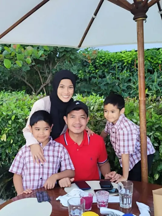Berlibur ke Labuan Bajo bersama keluarga, menjadi salah satu momen yang menyenangkan. Selain rehat sejenak dari kesibukannya di dunia hiburan, momen ini menjadi pengalaman indah bersama anak-anak. Mulai dari naik kapal, berfoto bersama komodo menjadi pengalaman saat liburan ke Labuan Bajo. (Liputan6.com/IG/@ichasoebandono)