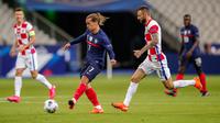 Penyerang timnas Prancis, Antoine Griezmann melakukan tembakan melewati pemain timnas Kroasia, Marcelo Brozovic dalam lanjutan UEFA Nations League Liga 1 Grup C di Saint-Denis, Rabu (9/9/2020) dini hari WIB. Sempat tertinggal duluan, Timnas Prancis menang 4-2 atas Kroasia. (AP Photo/Francois Mori)