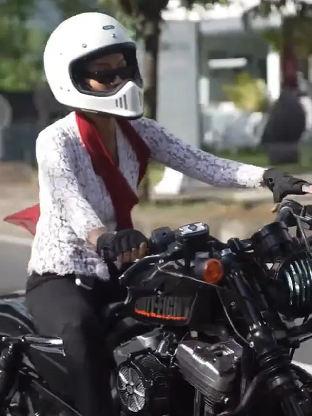 Gaya Kece Erika Carlina Naik Motor Pakai Kebaya, Tampil Eksotis dengan Pesona Kartini Masa Kini
