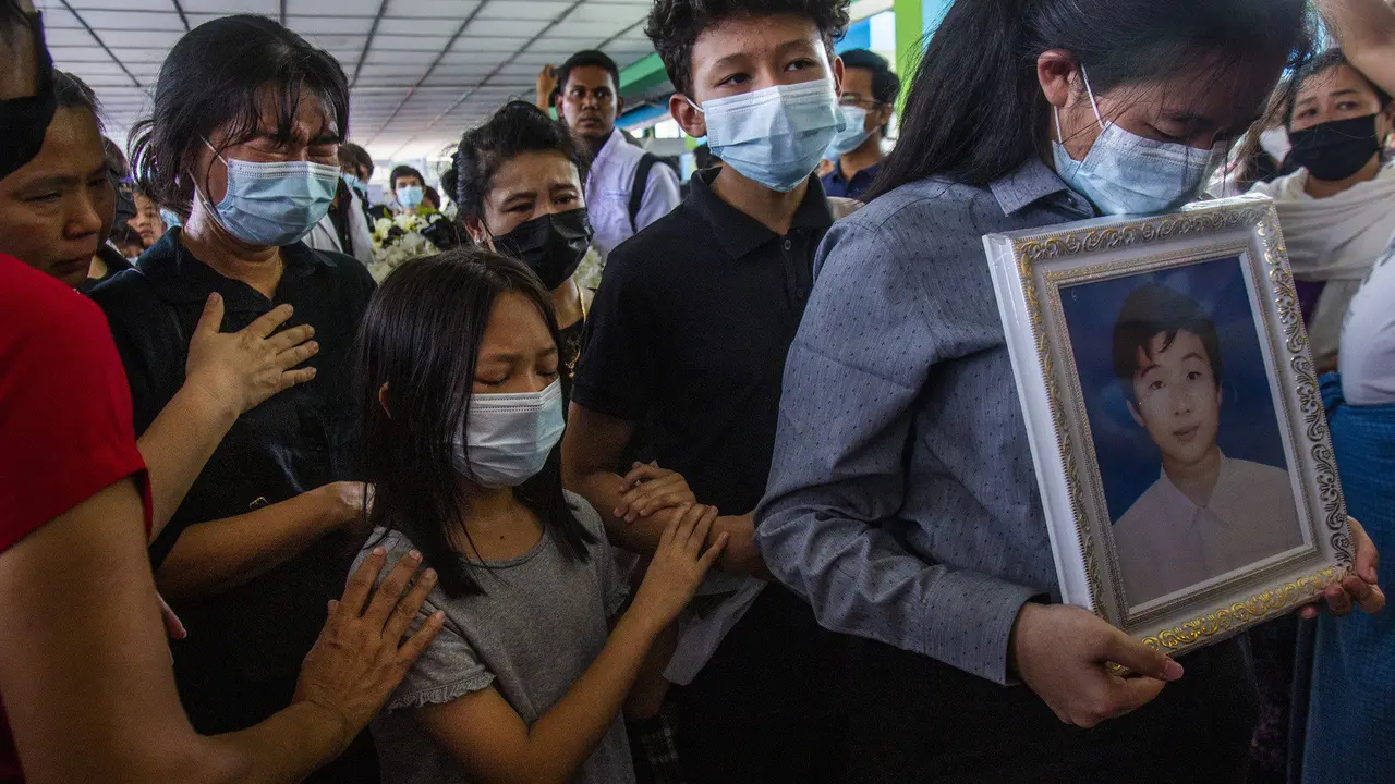 Keluarga dari para demonstran yang tewas di Myanmar menggelar acara pemakaman.