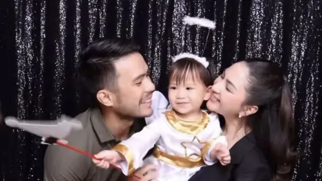 Jessica Mila saat Menyaksikan Putrinya Performance dengan makeup flawless. [@jscmila]