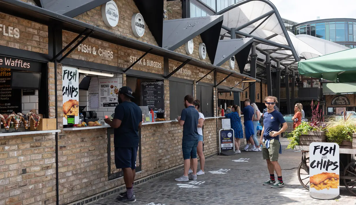 Orang-orang mengantre untuk membeli makanan di Pasar Camden di London, Inggris, pada 2 Juni 2020. Bisnis retail di ruangan terbuka dan ruang pamer mobil kembali dibuka mulai 1 Juni, sementara bisnis retail nonesensial lainnya akan dibuka pada 15 Juni. (Xinhua/Ray Tang)