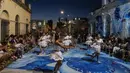 Penari Candombe tampil dalam parade karnaval "Las llamadas" di Montevideo, Uruguay, Kamis (10/2/2022). Parade karnaval "Las llamadas" adalah festival candombe populer yang diadakan setiap tahun di Montevideo pada bulan Februari. (AP Photo/Matilde Campodonico)