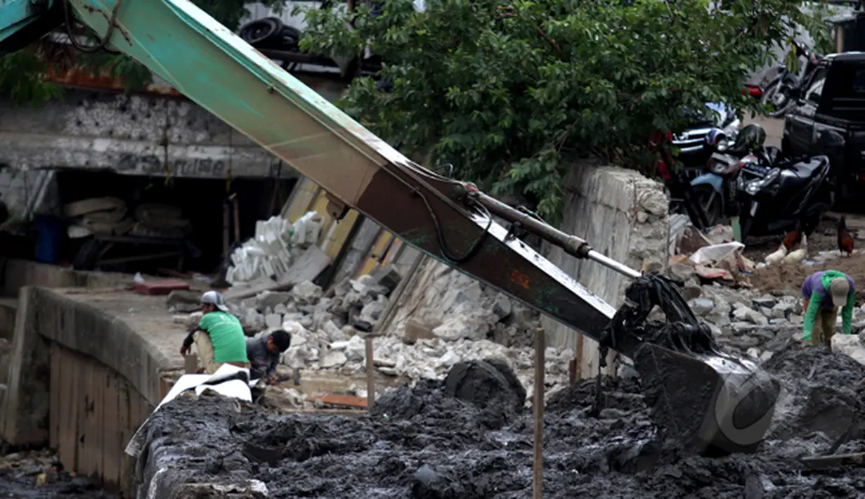 Lumpur yang berhasil dikeruk oleh ekskavator di kali inspeksi Ciliwung, Jakarta, Selasa (3/3/2015). Pengerukan dilakukan untuk menjaga sungai tetap baik dan lancar. (Liputan6.com/Faizal Fanani)