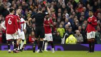 Wasit Andre Marriner memberikan kartu merah kepada pemain Manchester United Casemiro&nbsp;(kanan) saat pertandingan Liga Inggris melawan Crystal Palace di Old Trafford, Manchester, Sabtu, 4 Februari 2023. Meski bermain dengan 10 pemain, MU menang 2-1 atas Palace. (AP Photo/ dave thompson)