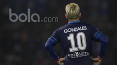 Cristian Gonzales mampu membuktikan diri sebagai raja gol dari Arema FC dengan mencetak lima gol ke gawang Semen Padang pada laga Piala Presiden 2017 di Stadion Kanjuruhan, Malang, Jawa Timur, Minggu (5/3/2017). (Bola.com/Vitalis Yogi Trisna)