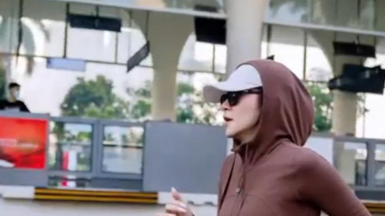 8 Foto Olla Ramlan Saat Gantikan Hijab dengan Hoodie dan Topi Ketika Berolahraga
