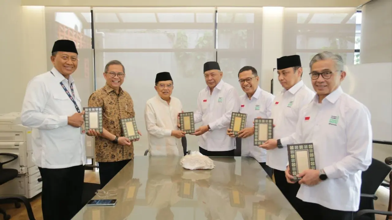 Wakil Ketua Dewan Pembina YMSM, Feri Wibisono menyerahkan simbolik Alquran melalui Ketua Umum Dewan Masjid Indonesia (DMI), Muhammad Jusuf Kalla di Jakarta (6/3/2026). (Dok Sinar Mas)