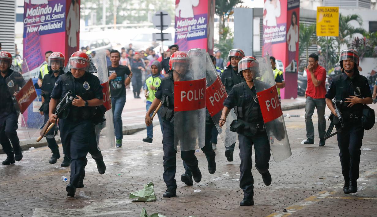 Polisi anti-teroris dan Unit Aksi Khusus saat mengikuti latihan persiapan SEA Games Asia Tenggara di di KL Sentral Kuala Lumpur, Malaysia, (20/7). (AP Photo/Vincent Thian)