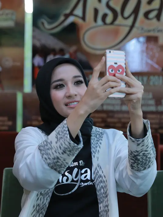 Pewarta yang tidak puas mendapat jawaban dari pemain film 'Surga Yang Tak Dirindukan' itu terus membrondong pertanyaan pada Bella. Begitu juga dengan Afif. (Adrian Putra/Bintang.com)