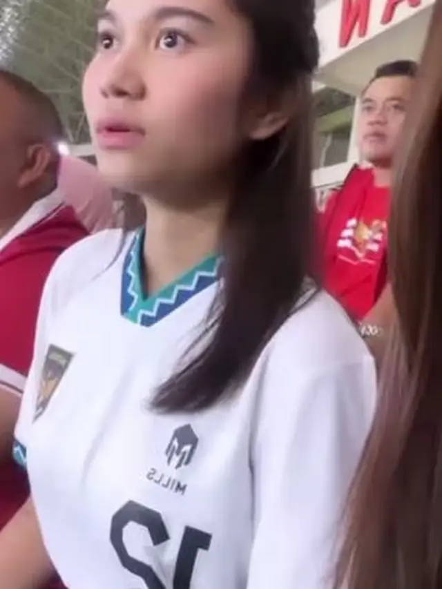 6 Potret Reaksi Azizah Salsha Lihat Arhan Selebrasi Gol, Tampak Salah Tingkah