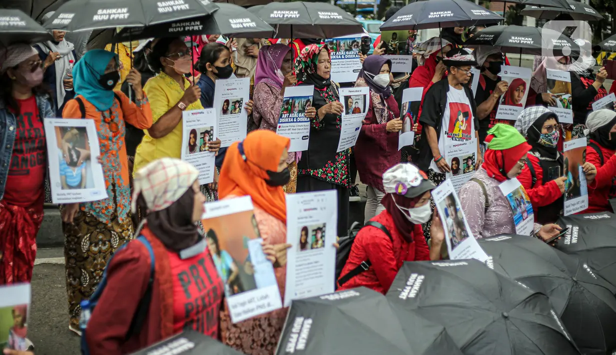 Sejumlah pekerja rumah tangga (PRT) menggelar aksi di depan Taman Aspirasi Monas, Jakarta, Rabu (21/12/2022). Aksi tersebut dilakukan untuk memperingati Hari Ibu serta meminta pemerintah untuk mengesahkan Rancangan Undang-Undang Perlindungan Pekerja Rumah Tangga (RUU PPRT). (Liputan6.com/Faizal Fanani)