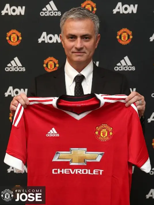 Jose Mourinho mengatakan menjadi manager Manchester United adalah sebuah kehormatan, London, Jumat (27/5/2016). Kontrak Mourinho dikabarkan bernilai 10 juta pounds dan gaji 15 juta pounds per tahunnya. (Twitter/ ManUtd)