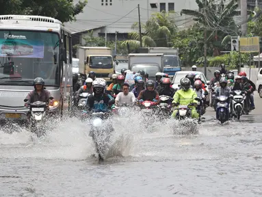 Sejumlah kendaraan menerobos banjir yang merendam Jalan Panjang, Jakarta Barat, Jumat (26/2). Hujan yang mengguyur wilayah Jakarta membuat sejumlah titik terendam banjir dengan ketinggian sekitar 20 cm hingga 1 meter. (Liputan6.com/ Immanuel Antonius)
