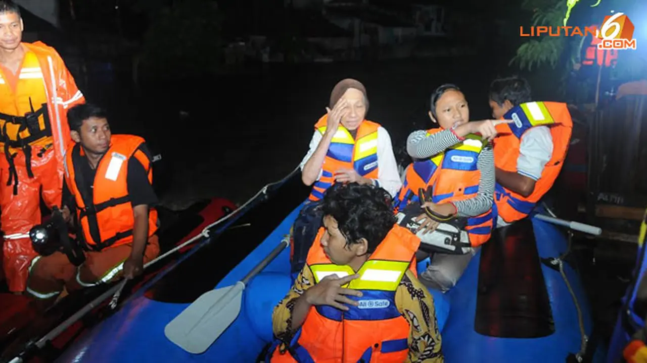 evakuasi-korban-banjir-140113a.jpg