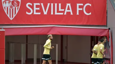 Pemain depan Sevilla, Youssef En-Nesyri (kiri) jogging dengan timnya selama sesi latihan di Ciudad Deportiva Jose Ramon Cisneros Palacios di Seville, Senin (13/9/2021). Sevilla akan menjamu RB Salzburg dalam laga pembuka fase grup Liga Champions pada Selasa, 14 September 2021. (CRISTINA QUICLER/AFP)