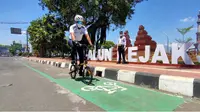 Uji coba jalur sepeda di jalan Siliwangi Kota Cirebon sebagai bagian dari eksplorasi wisata dalam kota. Foto (Liputan6.com / Panji Prayitno)