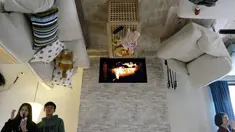 Pengunjung melihat-lihat bagian dalam rumah terbalik di Huashan Creative Park, Taipei, Taiwan, Selasa (8/3/2016). Bangunan unik ini berdiri terbalik dengan luas sekitar 300-an meter persegi dan dibuka untuk umum hingga 22 Juli mendatang. (SAM YEH/AFP)