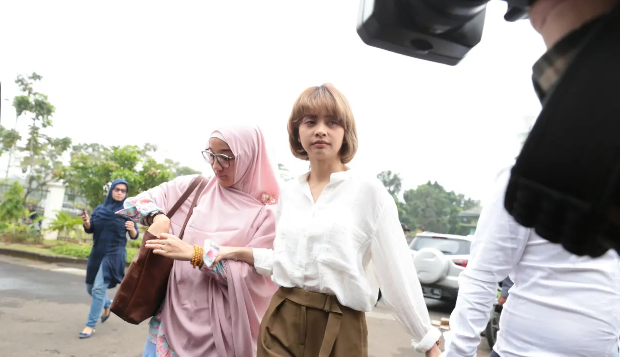 "Masalahnya lumayan pelik. Perselisihan yang terjadi garis besarnya masalah budaya, tapi yaudalah kita sudah saling memaafkan. Tapi saya juga punya keterbatasan sebagai manusia. Lebih baik kalo jalan gini kita pasti bahagia," jelasnya. (Adrian Putra)