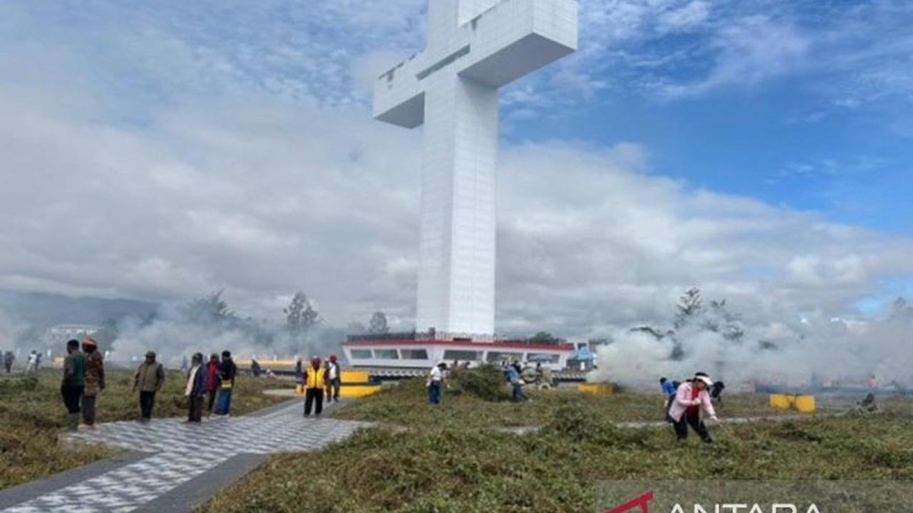 Pemkab Jayawijaya Gencarkan Kebersihan Lingkungan, Tugu Salib Jadi Simbol Gotong Royong