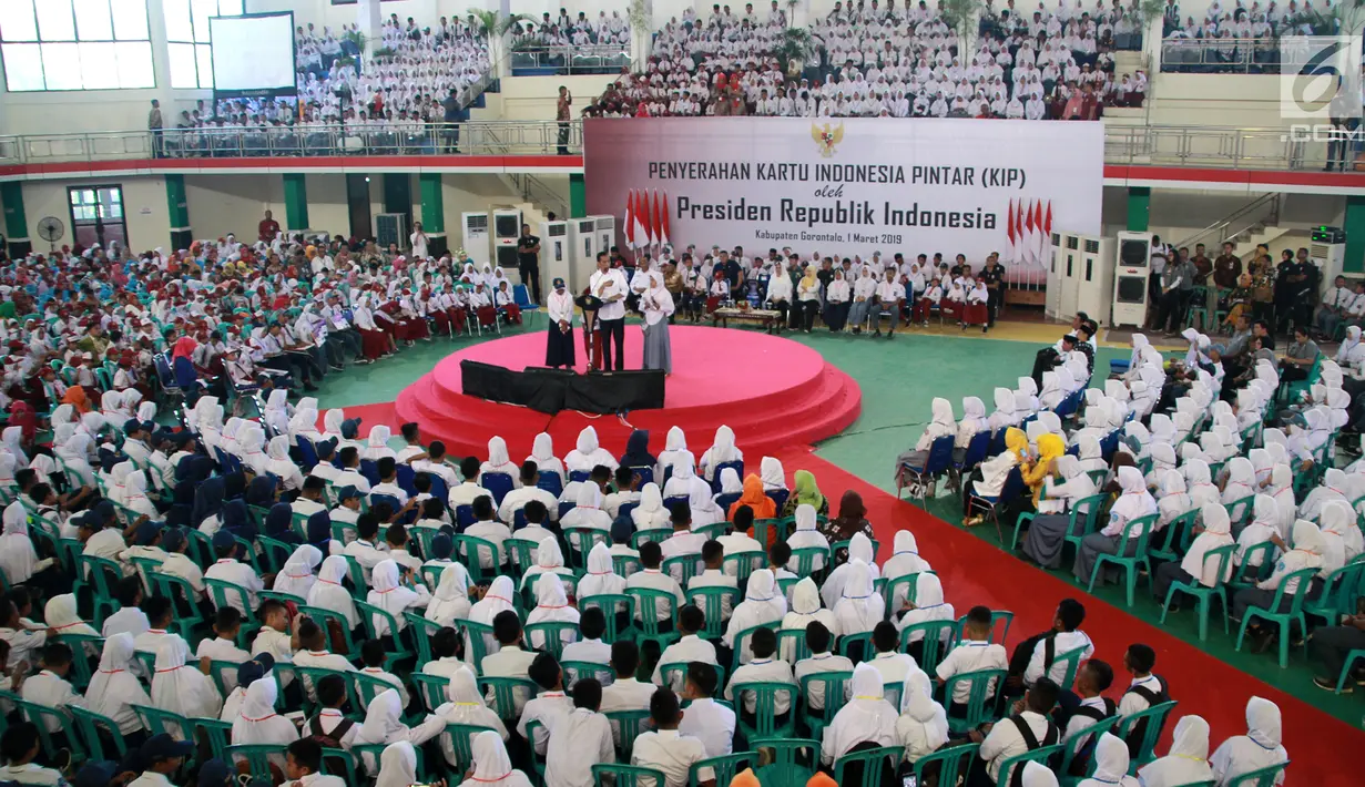 Suasana acara penyerahan Kartu Indonesia Pintar (KIP) bagi 4.000 siswa-siswi SD, SMP, SMA se Provinsi Gorontalo di GOR David-Tonny, Gorontalo Jumat (1/3). Tahun 2019 Provinsi Gorontalo mendapatkan jatah 80.502 KIP. (Liputan6.com/Arfandi Ibrahim)