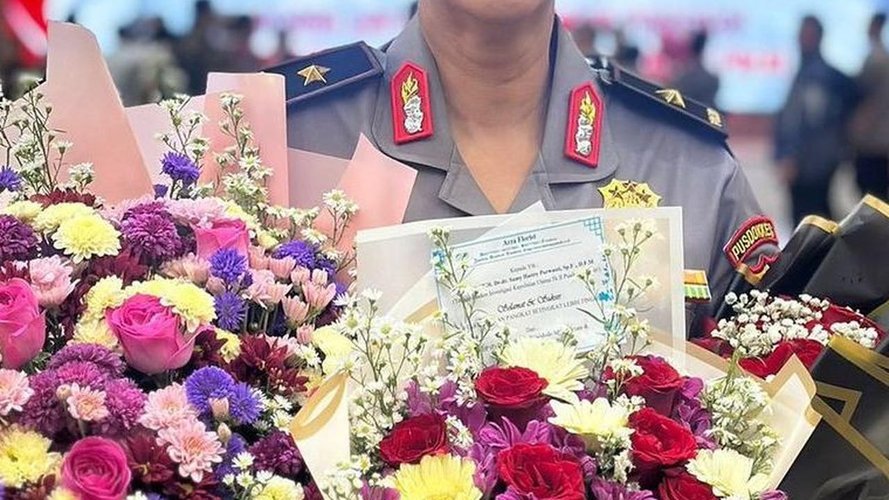Polisi wanita (Polwan) ini kini telah resmi menyandang pangkat sebagai Brigjen Dr. dr. Sumy Hastry Purwanti.