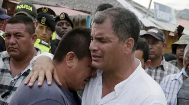 Presiden Ekuador Rafael Correa (kanan) memeluk seorang warga saat mengunjungi lokasi gempa di kota Canoa, Ekuador, 18 April 2016. Dalam kesempatan tersebut, Rafael berbincang dengan warga yang menjadi korban gempa berkekuatan 7,8 SR (REUTERS/Henry Romero)