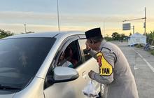 KSKP Bakauheni Bagi Takjil Gratis, Pastikan Mudik Aman dan Lancar di Pelabuhan