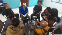 Pengurus KSPSI Kudus tidak puas dengan kenaikan UMK tahun 2024 yang jauh dari harapan. (Liputan6.com/Arief Pramono)