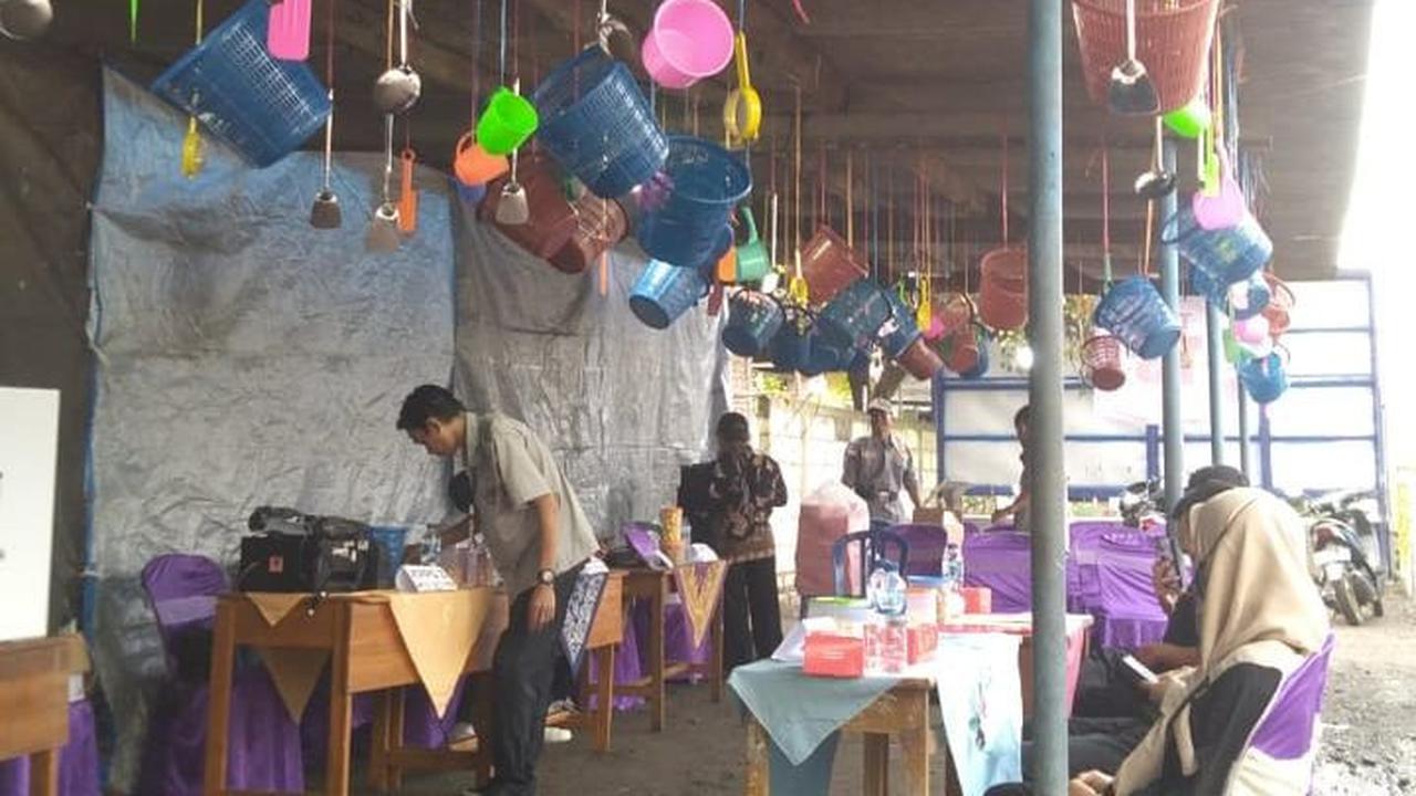 Bak Lomba 17 Agustus, TPS Ini Sediakan Hadiah Gayung hingga Tempat Sampah bagi Pemilih yang Sudah Mencoblos