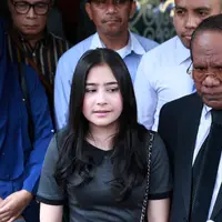 Tepat pukul 12.20 WIB, Prilly Latuconsina bersama kuasa hukumnya keluar dari Direktorat Reserse Kriminal Khusus Polda Metro Jaya. (Wimbarsana.Bintang.com)