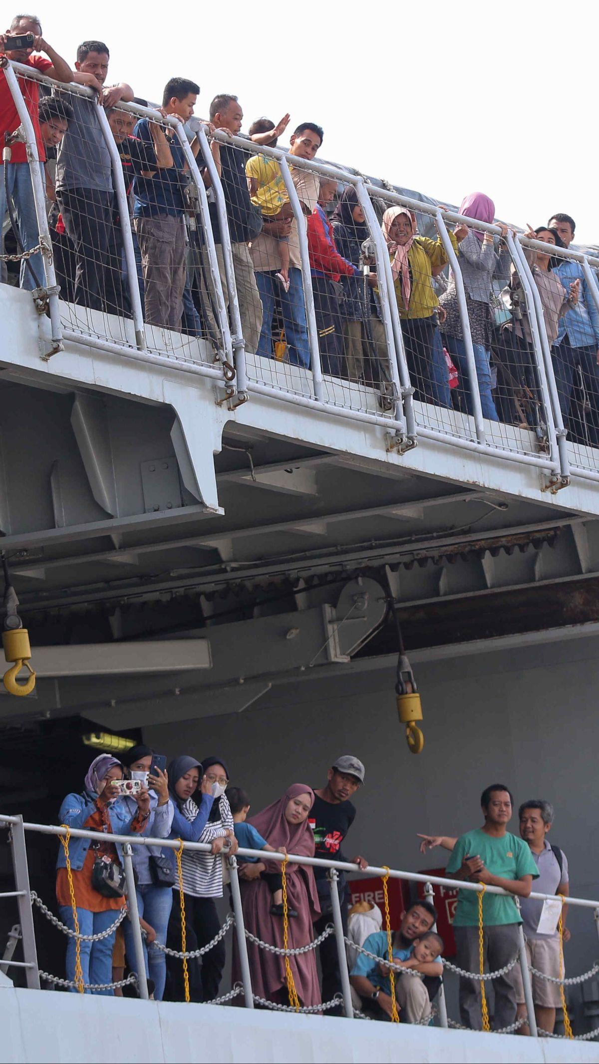 Para pemudik yang kembali ke Jakarta naik KRI Banda Aceh-593 ini merupakan peserta Mudik Gratis Naik Kapal Perang yang diadakan TNI AL.&nbsp;Liputan6.com/Herman Zakharia