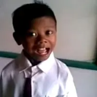Kamu bakal minder dengan kemampuan bersuara anak SD yang satu ini. :D (Via: youtube.com)