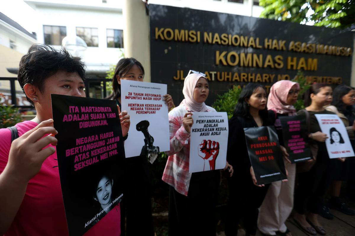 FOTO: Demo API Gaungkan Perlindungan Hak Perempuan di Komnas HAM