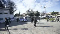 Polisi berjaga di area ledakan di lokasi wisata Turki. (Reuters)