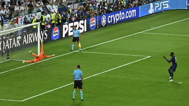 Eksekusi penalti Nuno Mendes yang memastikan PSG mengalahkan Tottenham di laga UEFA Super Cup 2025 di Bluenergy Stadium, Italia, Kamis (14/08/2025) dini hari WIB. (AP Photo/Denes Erdos)